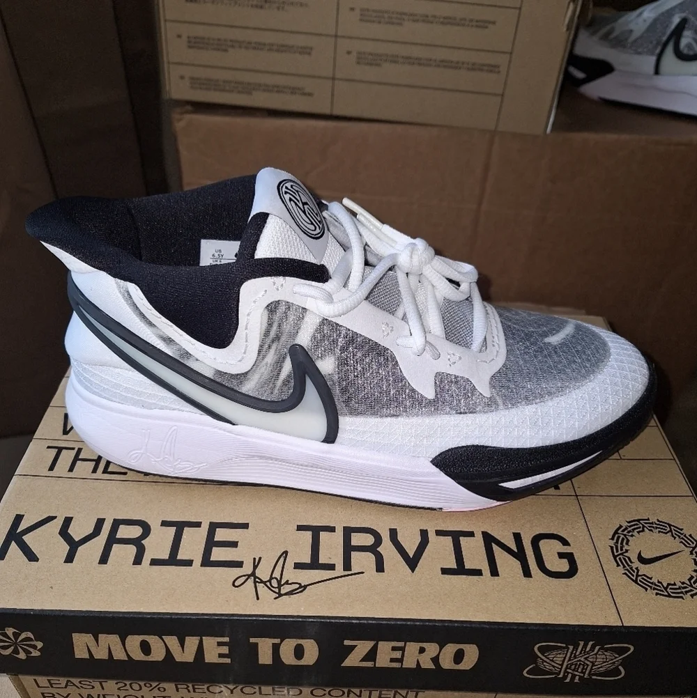 Nike Kyrie 8 GO (GS) White/White-Black new with the box In A 6.5Y.